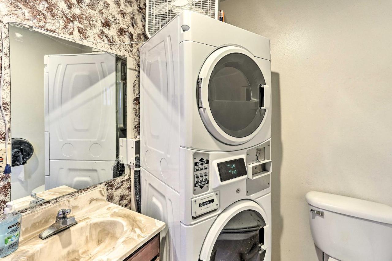 Custer Apt In Heart Of Town Shop, Dine, Hike Bagian luar foto